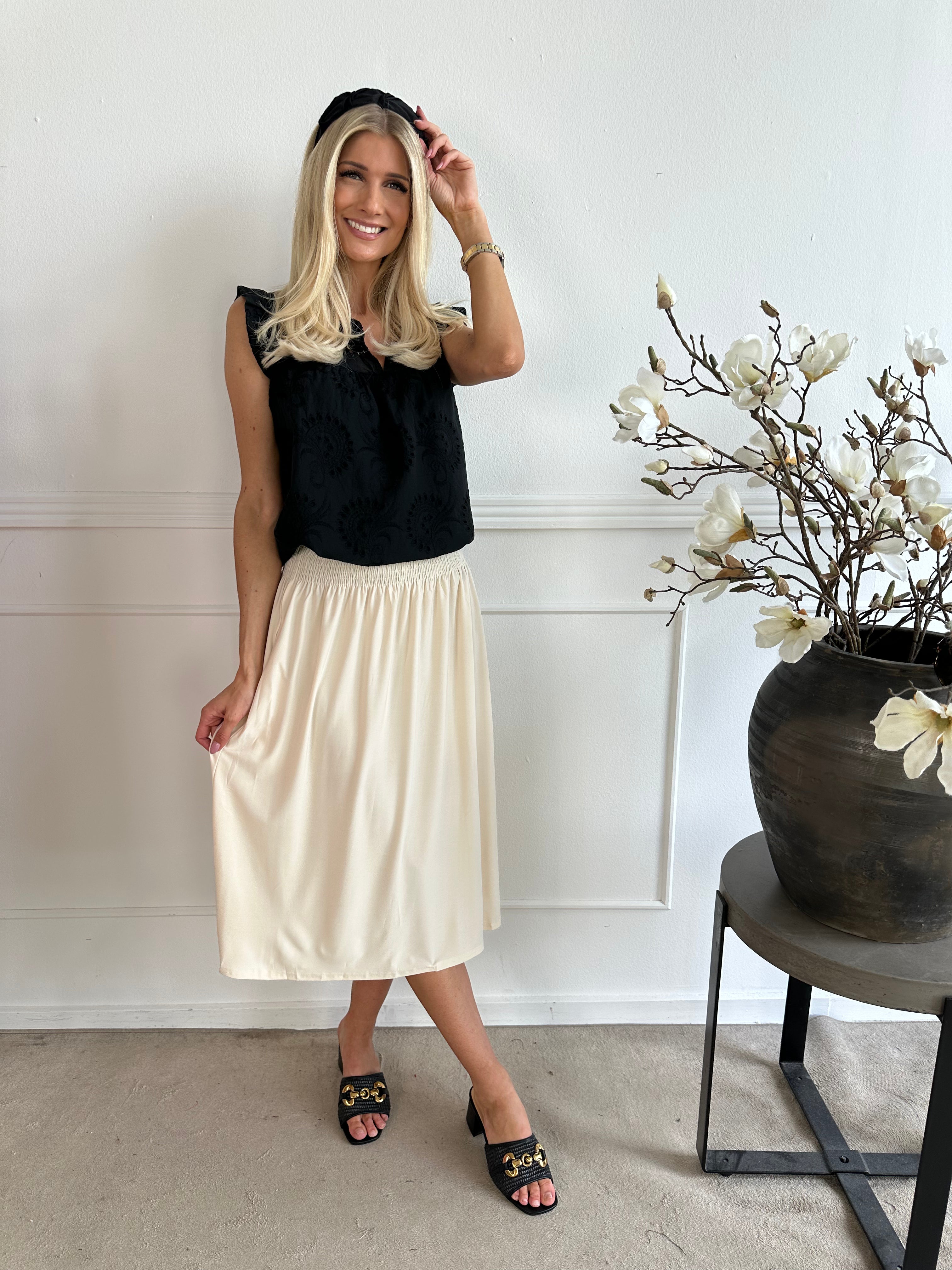 Pams Plain Midi Skirt - Kjol i stretchigt material med fickor